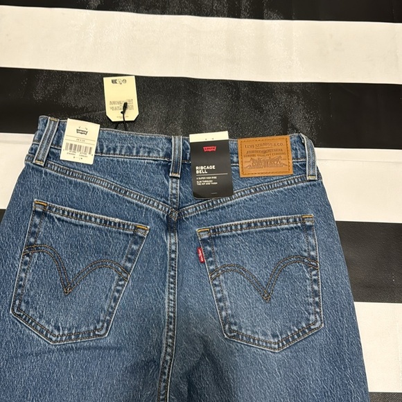 Levi's® Premium
RIBCAGE BELL WOMEN'S JEANS - Picture 10 of 11